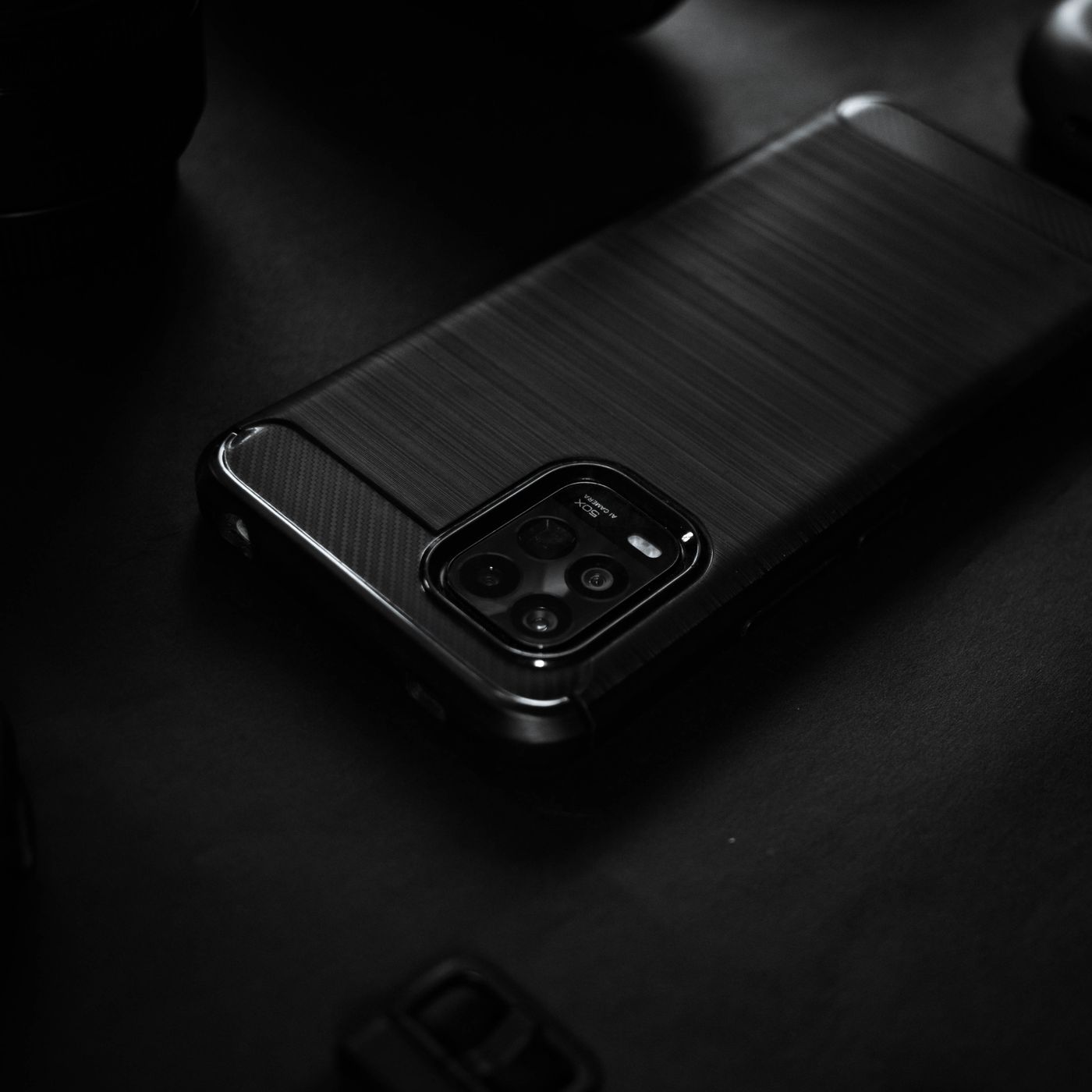Smartphone vérifié sous lumière d'inspection