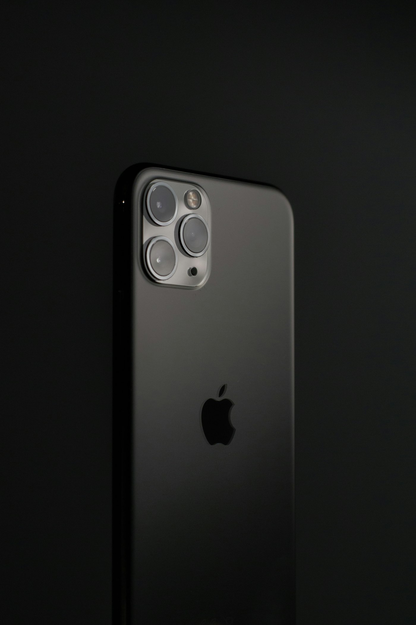iPhone de profil, finition sombre